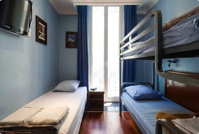 Hostel in nice - Hostel Baccarat Nice Officiel - 3 Bed Private Shared Bathroom