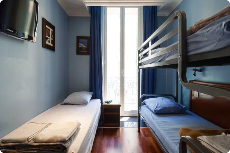 Hostel in nice - Hostel Baccarat Nice Officiel - 3 Bed Private Shared Bathroom